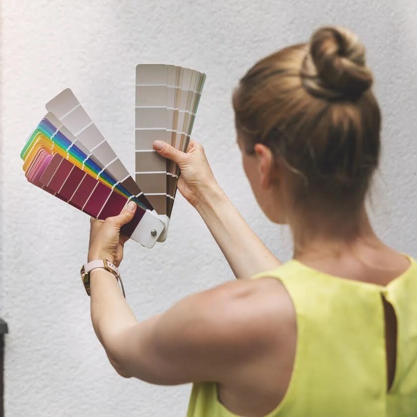 Fasādes krāsas toņi un to saderība ar jumta segumu