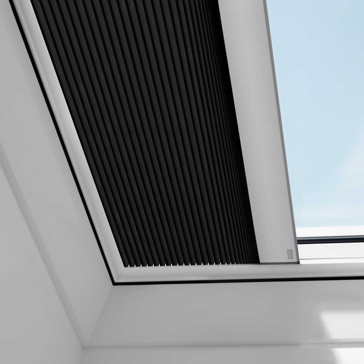 Velux FMK Energoefektīvās gaismu necaurlaidīgās žalūzijas virsgaismas logam, ar elektrisko vadību