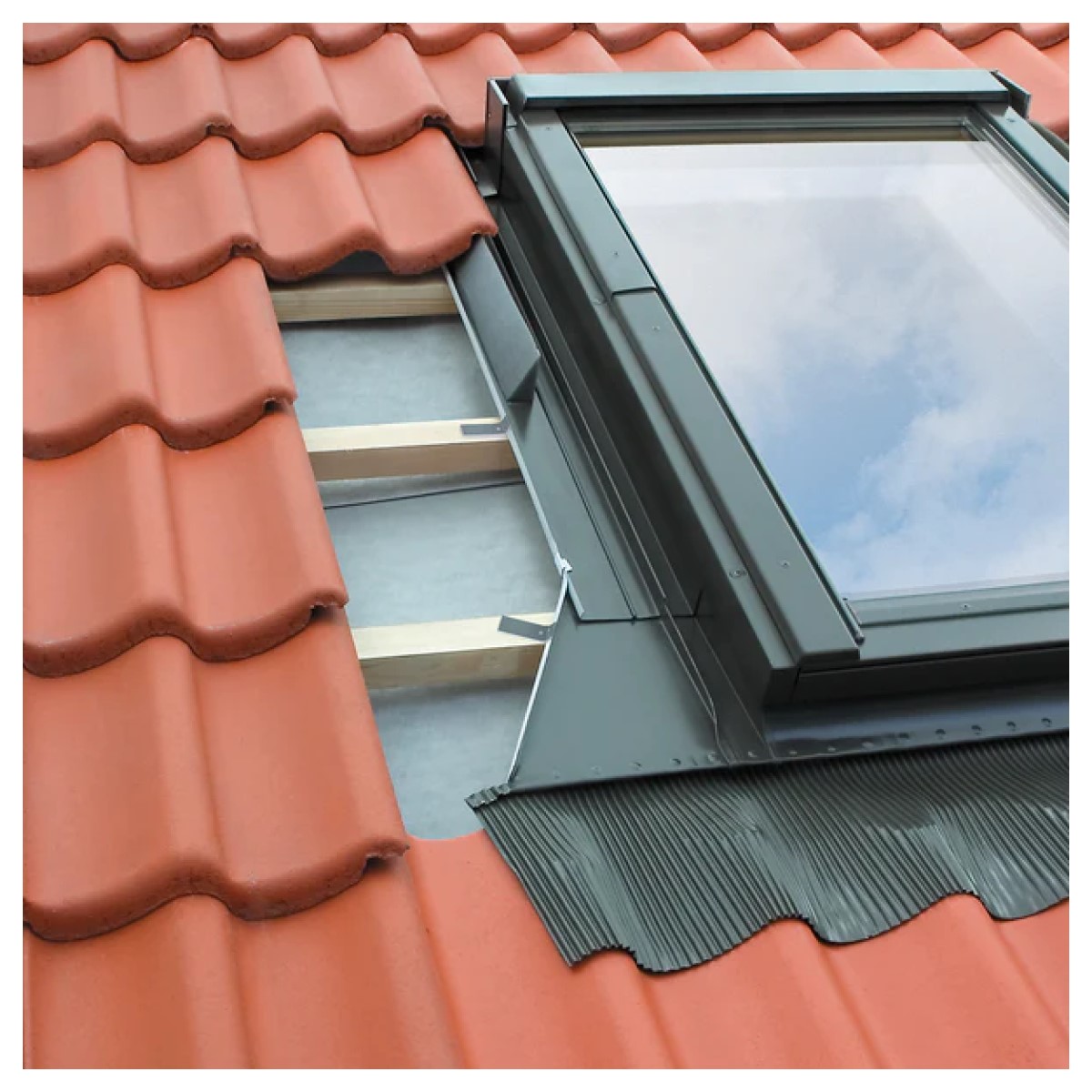 Fakro EHV-AT Thermo Pieslēgums dziļi profilētiem jumta segumiem